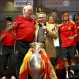 Manolo Escobar con Luis Aragonés celebrando la Eurocopa 2008