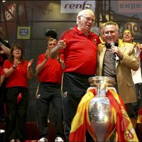 Manolo Escobar con Luis Aragonés celebrando la Eurocopa 2008