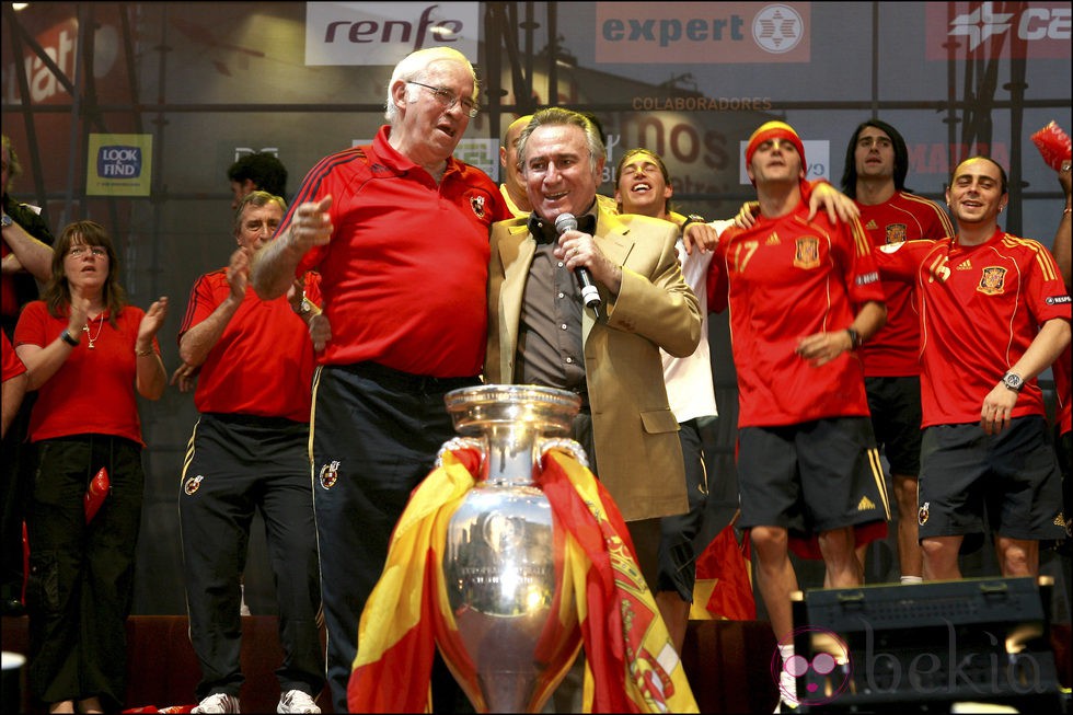 Manolo Escobar con Luis Aragonés celebrando la Eurocopa 2008