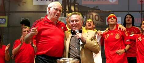 Manolo Escobar con Luis Aragonés celebrando la Eurocopa 2008