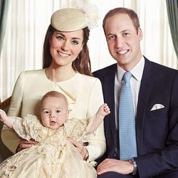 Los Duques de Cambridge con el Príncipe Jorge en la fotografía oficial del bautizo