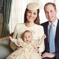 Los Duques de Cambridge con el Príncipe Jorge en la fotografía oficial del bautizo