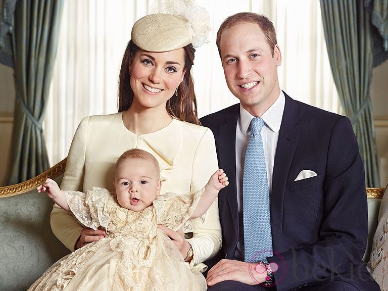 Los Duques de Cambridge con el Príncipe Jorge en la fotografía oficial del bautizo