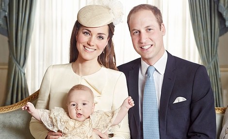 Los Duques de Cambridge con el Príncipe Jorge en la fotografía oficial del bautizo