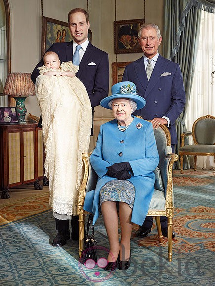 La Reina Isabel II con el Príncipe Carlos, el Príncipe Guillermo y el Príncipe Jorge el día de su bautizo