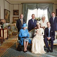 Fotografía oficial de la Familia Real británica con motivo del bautizo de Jorge de Cambridge