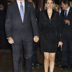 Los Príncipes Felipe y Letizia en el concierto previo a la entrega de los Premios Príncipe de Asturias 2013