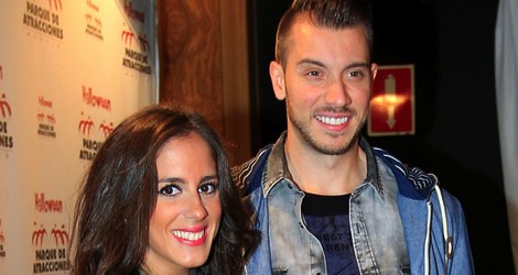 Anabel Pantoja con un amigo en la fiesta de Halloween 2013 del Parque de Atracciones