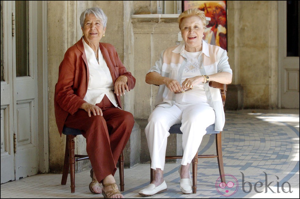 Asunción Balaguer y Amparo Soler Leal en la presentación de la obra teatral 'Al menos no es Navidad'