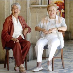 Asunción Balaguer y Amparo Soler Leal en la presentación de la obra teatral 'Al menos no es Navidad'