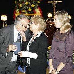 El alcalde de Benidorm entrega la Medalla de Oro de la ciudad a la viuda de Manolo Escobar