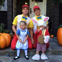 Neil Patrick Harris y su familia se disfrazan de Alicia en el País de las Maravillas