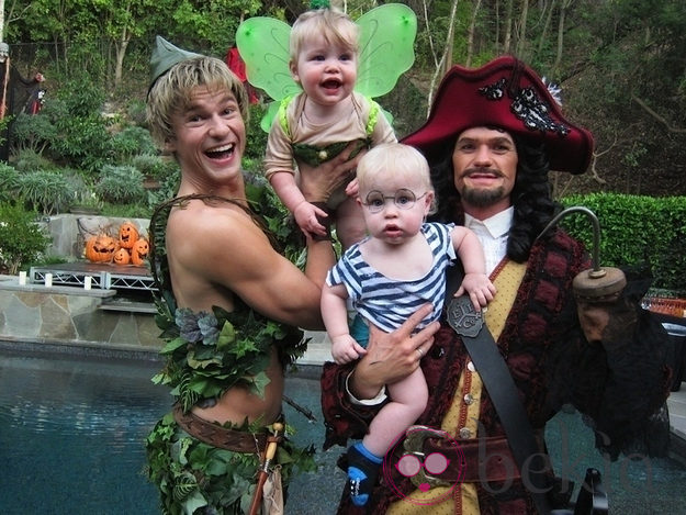 Neil Patrick Harris y su familia disfrazados en Halloween 2011