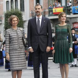 La Reina Sofía, el Príncipe Felipe y la Princesa Letizia llegan a los Premios Príncipe de Asturias 2013