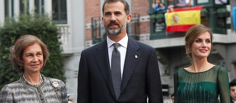 La Reina Sofía, el Príncipe Felipe y la Princesa Letizia llegan a los Premios Príncipe de Asturias 2013