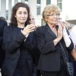 La viuda de Manolo Escobar, Anita Marx, y su hija Vanesa durante su funeral