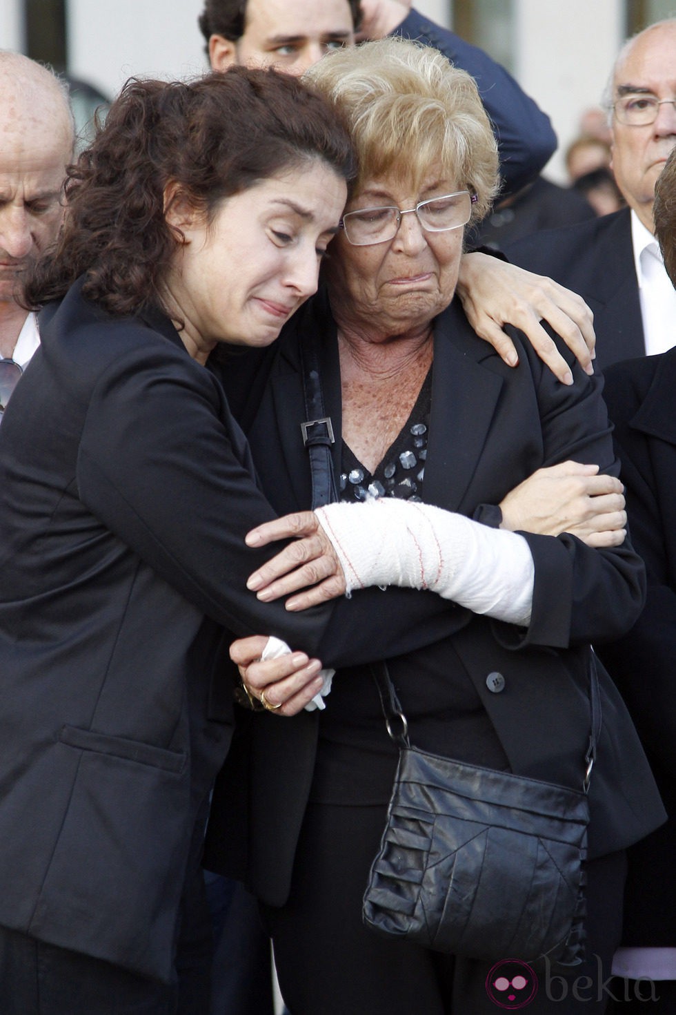 La viuda de Manolo Escobar y su hija desconsoladas en el funeral del cantante