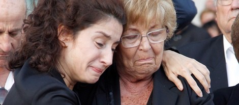 La viuda de Manolo Escobar y su hija desconsoladas en el funeral del cantante