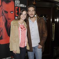 Alberto Ammann y su pareja en el re estreno de 'El intérprete' en Madrid