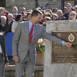 Los Príncipes de Asturias descubren la placa de Pueblo Ejemplar 2013 de Teverga