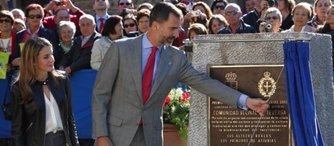 Los Príncipes de Asturias descubren la placa de Pueblo Ejemplar 2013 de Teverga