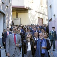 El Príncipe Felipe y la Princesa Letizia pasean por las calles de Teverga