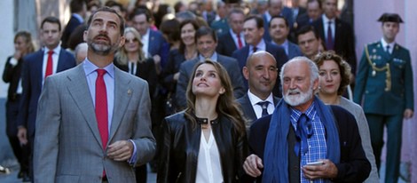 El Príncipe Felipe y la Princesa Letizia pasean por las calles de Teverga