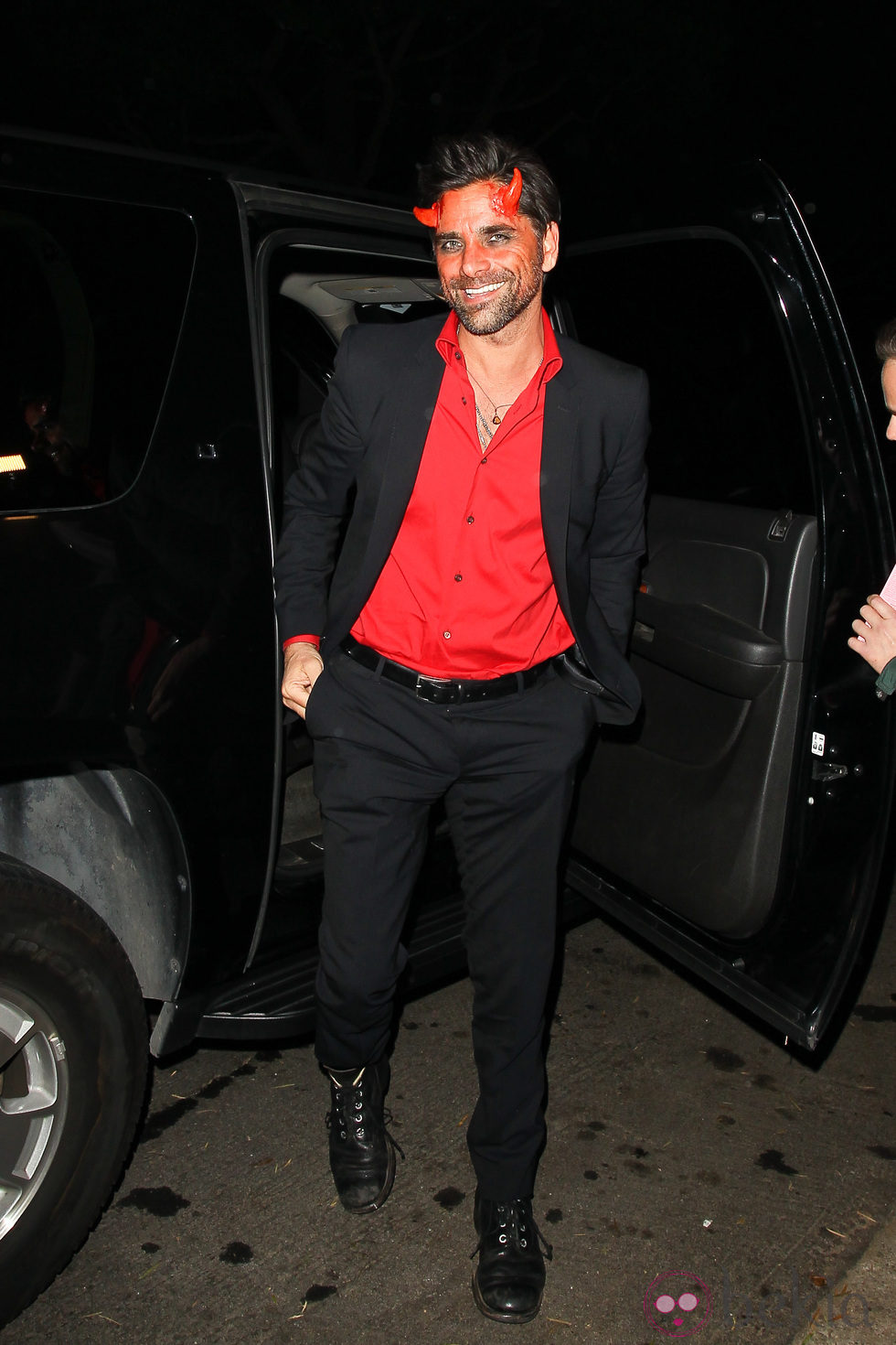 John Stamos disfrazado de demonio en una fiesta de Halloween en Los Ángeles 