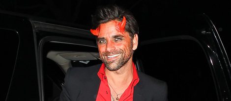 John Stamos disfrazado de demonio en una fiesta de Halloween en Los Ángeles 