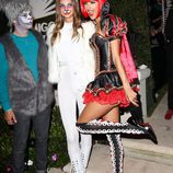 Alessandra Ambrosio disfrazada de Reina de Corazones en una fiesta de Halloween en Los Ángeles