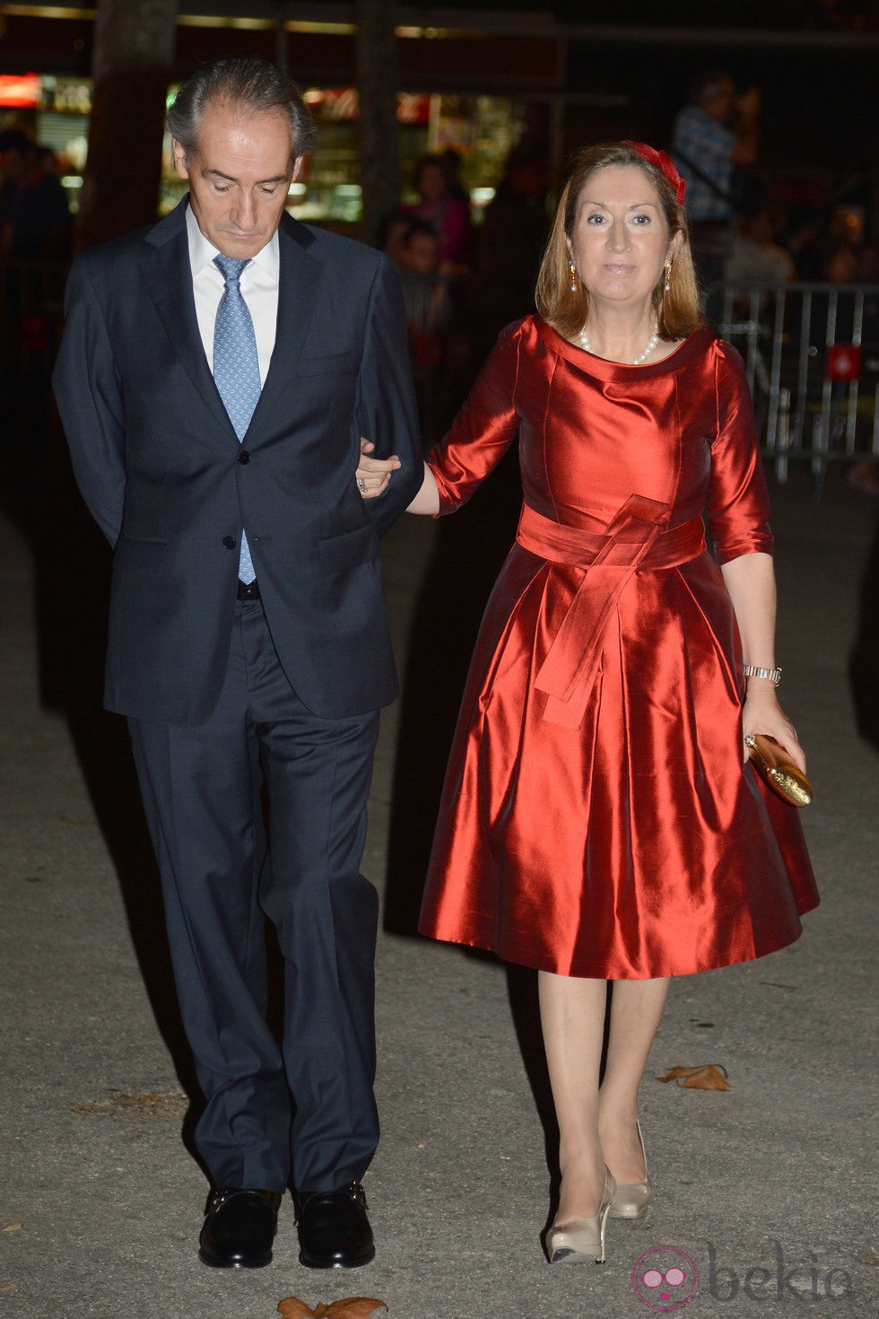 Ana Pastor y su marido durante la boda de Pablo Lara y Anna Brufau en Barcelona