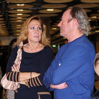 Rosa Benito y Amador Mohedano en el aeropuerto de Barajas