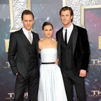 Tom Hiddleston,Natalie Portman y Chris Hemsworth en la premiere de 'Thor: El mundo oscuro' en Berlín