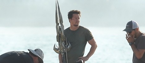 Mark Wahlberg llevando una extraña arma en el rodaje de 'Transformers 4: La era de la extinción' en Hong Kong