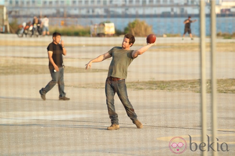 Mark Wahlberg juega con un balón en el rodaje de 'Transformers 4: La era de la extinción' en Hong Kong