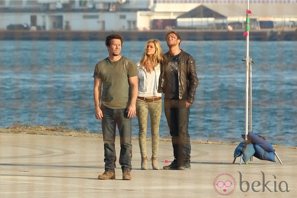 Mark Wahlberg, Nicola Peltz y Jack Reynor en el rodaje de 'Transformers 4: La era de la extinción' en Hong Kong