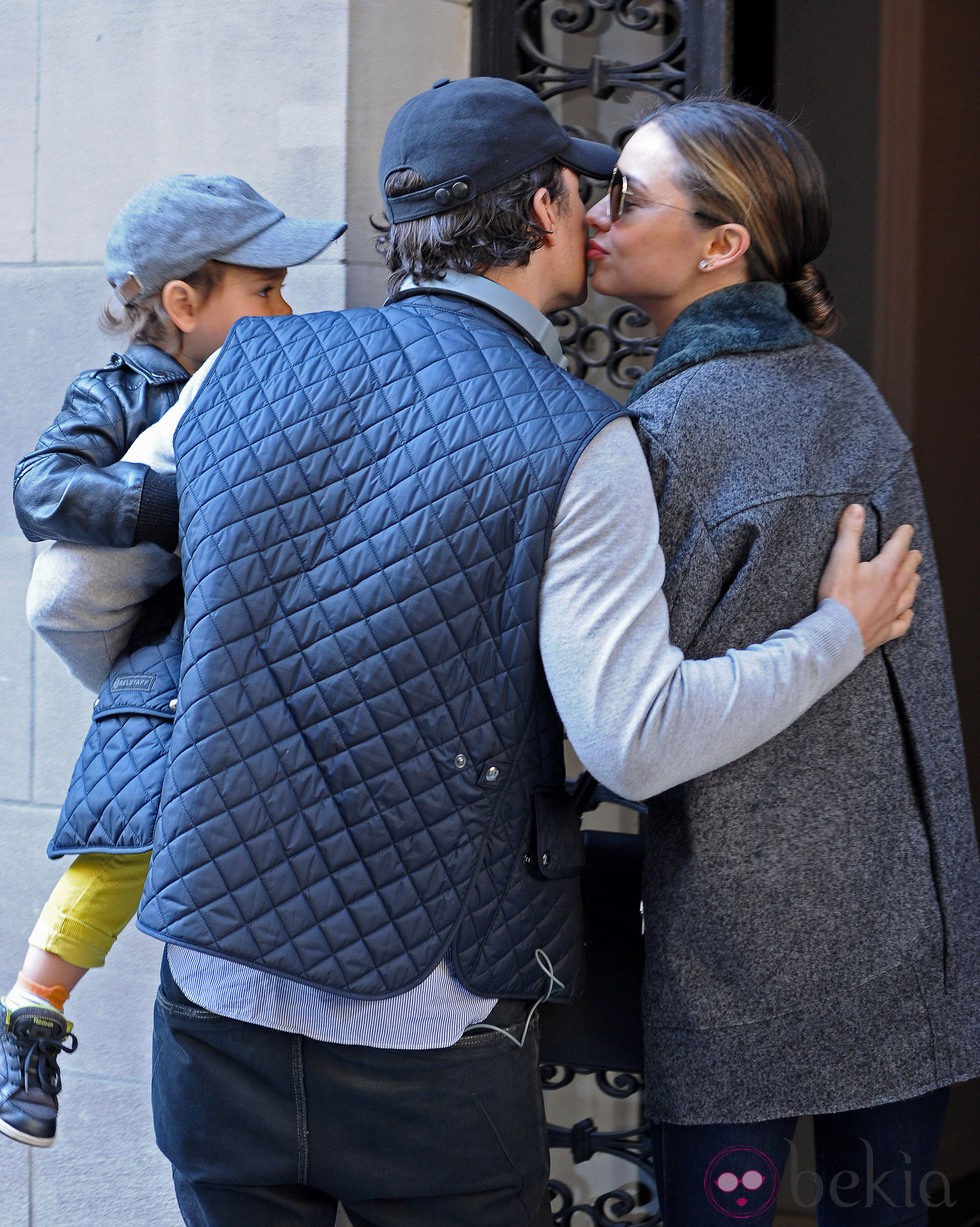 Miranda Kerr se despide con un beso de Orlando Bloom