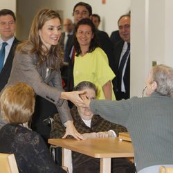 La Princesa Letizia saluda a unos ancianos en la Residencia de Mayores 'El Greco'