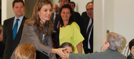 La Princesa Letizia saluda a unos ancianos en la Residencia de Mayores 'El Greco'