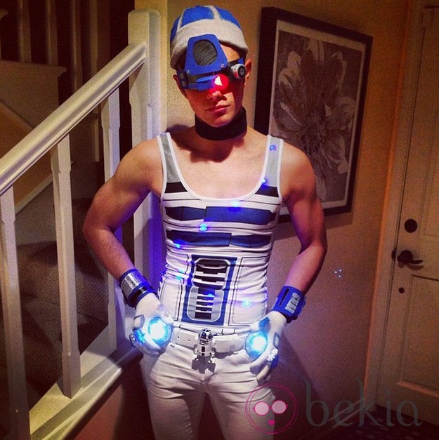 Chris Colfer disfrazado de R2D2 para Halloween 2013