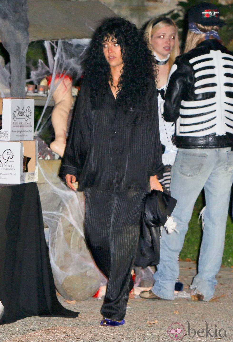 Jessica Alba disfrazada de Cher en una fiesta de Halloween en Brentwood