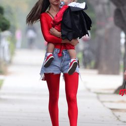 Alessandra Ambrosio disfrazada de diablesa y su hijo en Los Angeles