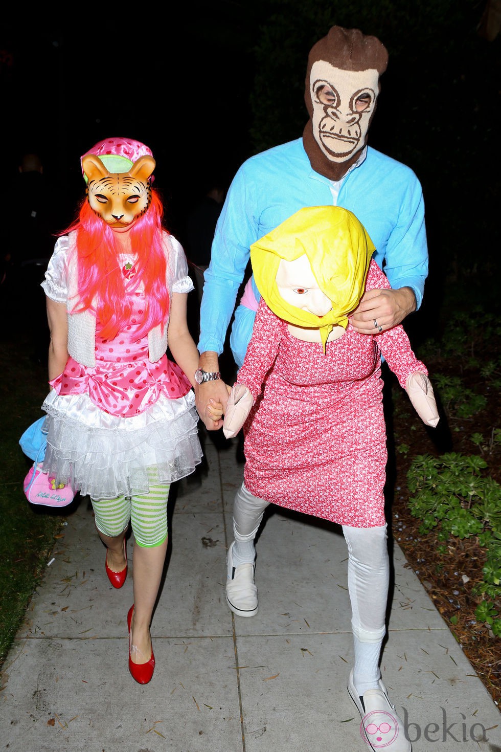 Isla Fisher y Sacha Baron Cohen en una fiesta de Halloween en Beverly Hills