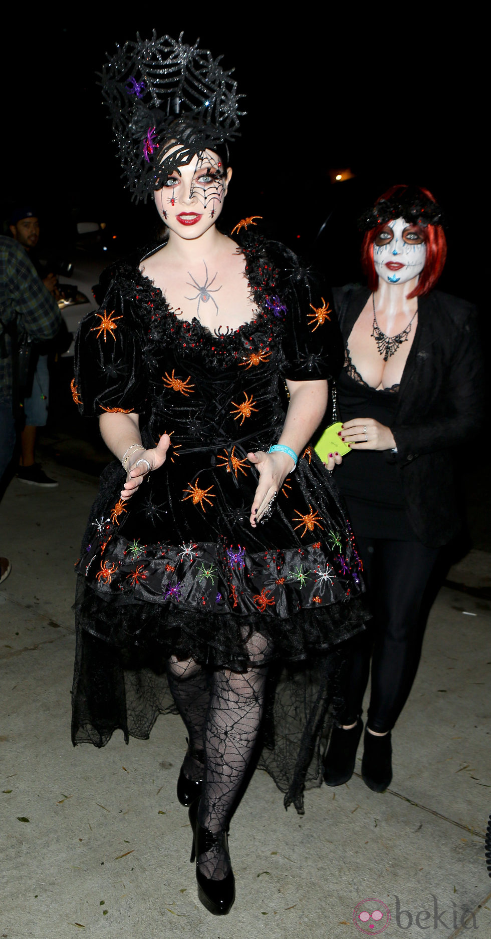 Michelle Trachtenberg disfrazada de bruja en una fiesta de Halloween en Beverly Hills