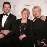 Hugh Jackman junto a su mujer y su suegra en la gala Angel Ball 2013