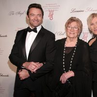 Hugh Jackman junto a su mujer y su suegra en la gala Angel Ball 2013