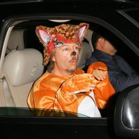 David Spade disfrazado de zorro en una fiesta de Halloween en Beverly Hills