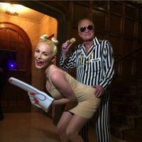 Crystal Harris y Hugh Hefner disfrazados de Miley Cyrus y Robin Thicke para uan fiesta de Halloween