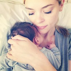 Jaime King junto a su bebé James Knight