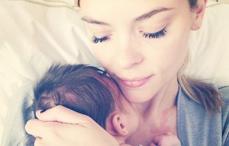 Jaime King junto a su bebé James Knight